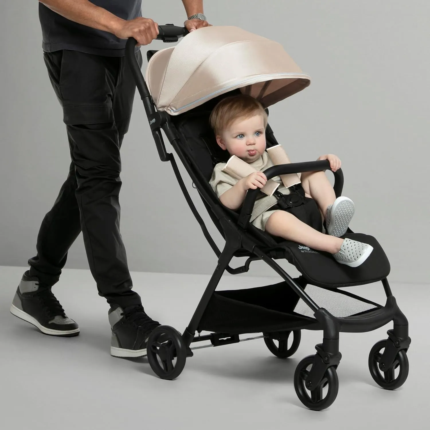 Jeep Altitude Compact Travel Stroller by Delta Children Greenguard Gold, Easy One Hand Fold, Lightweight, Extendable Canopy with Peek-a-Boo Window, Reclining Seat, 4 Wheel Suspension, Tan